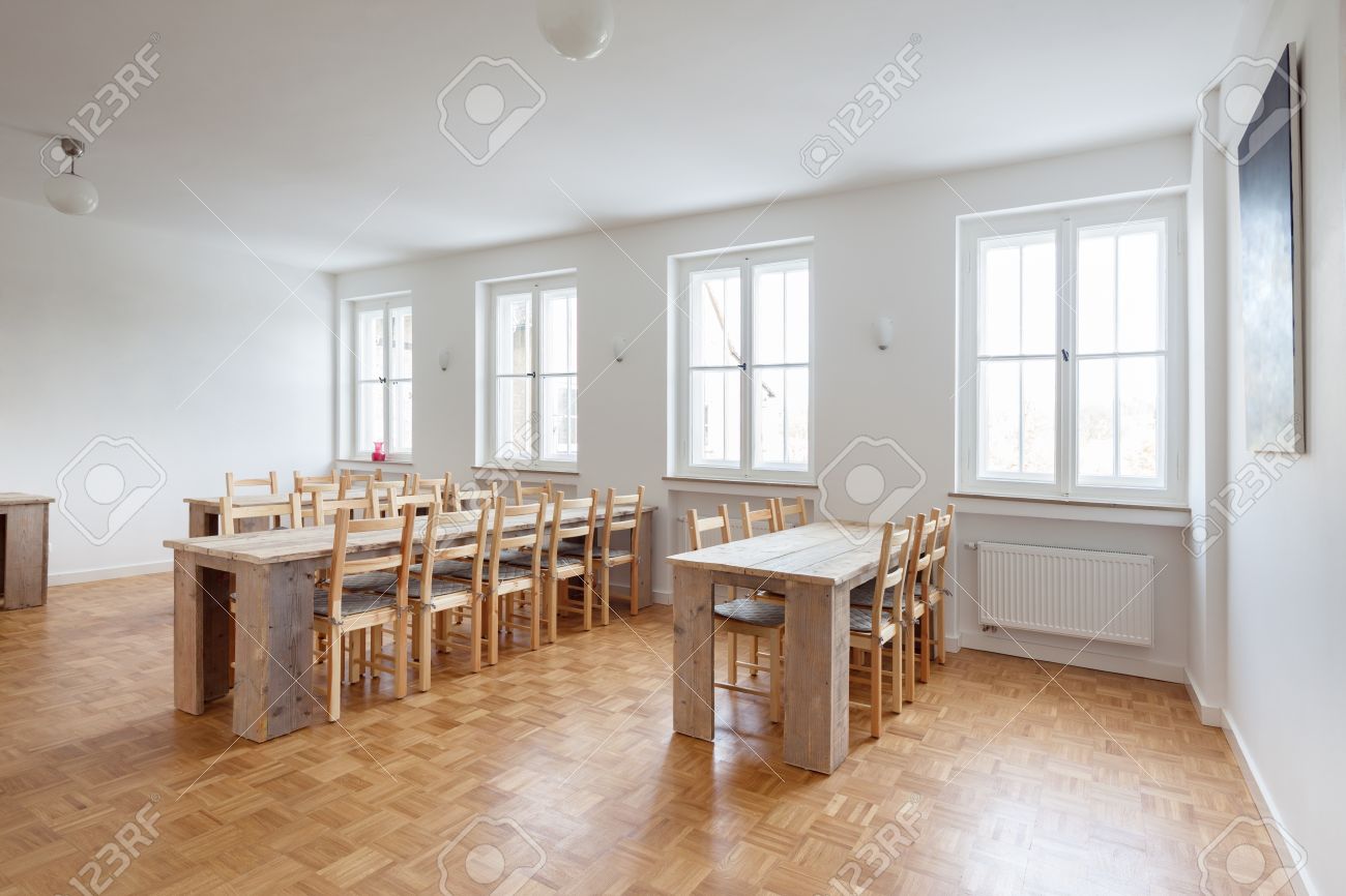 Photo moderne helle weisse esszimmer interieur mit rustikalen mobeln aus einfachen holztische und banke au