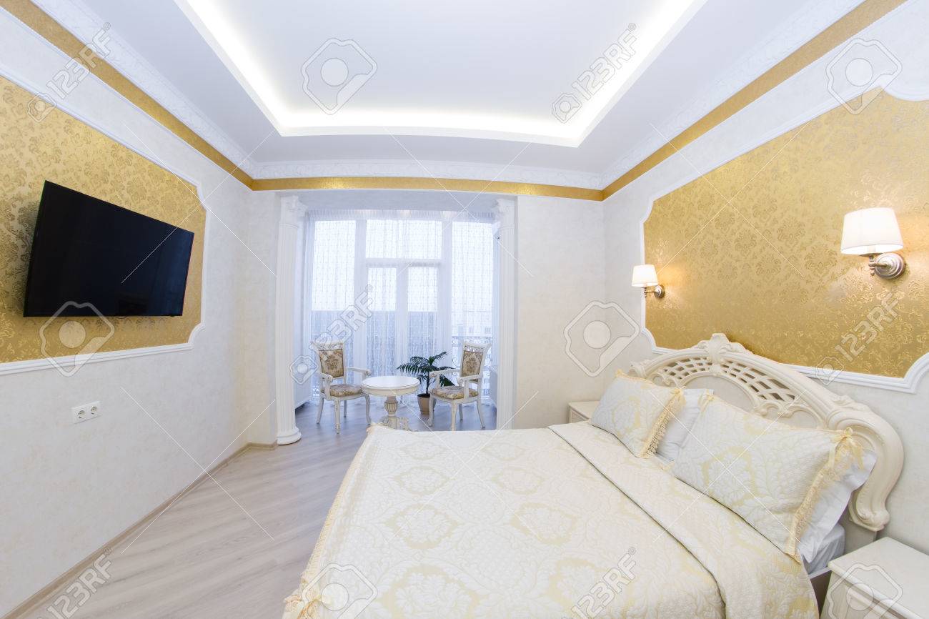 Letto di lusso con cuscino interni camera da letto regale. camera ...