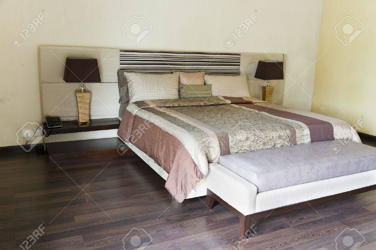 Moderna sovrummet av ett hotell eller en lägenhet royalty fria ...
