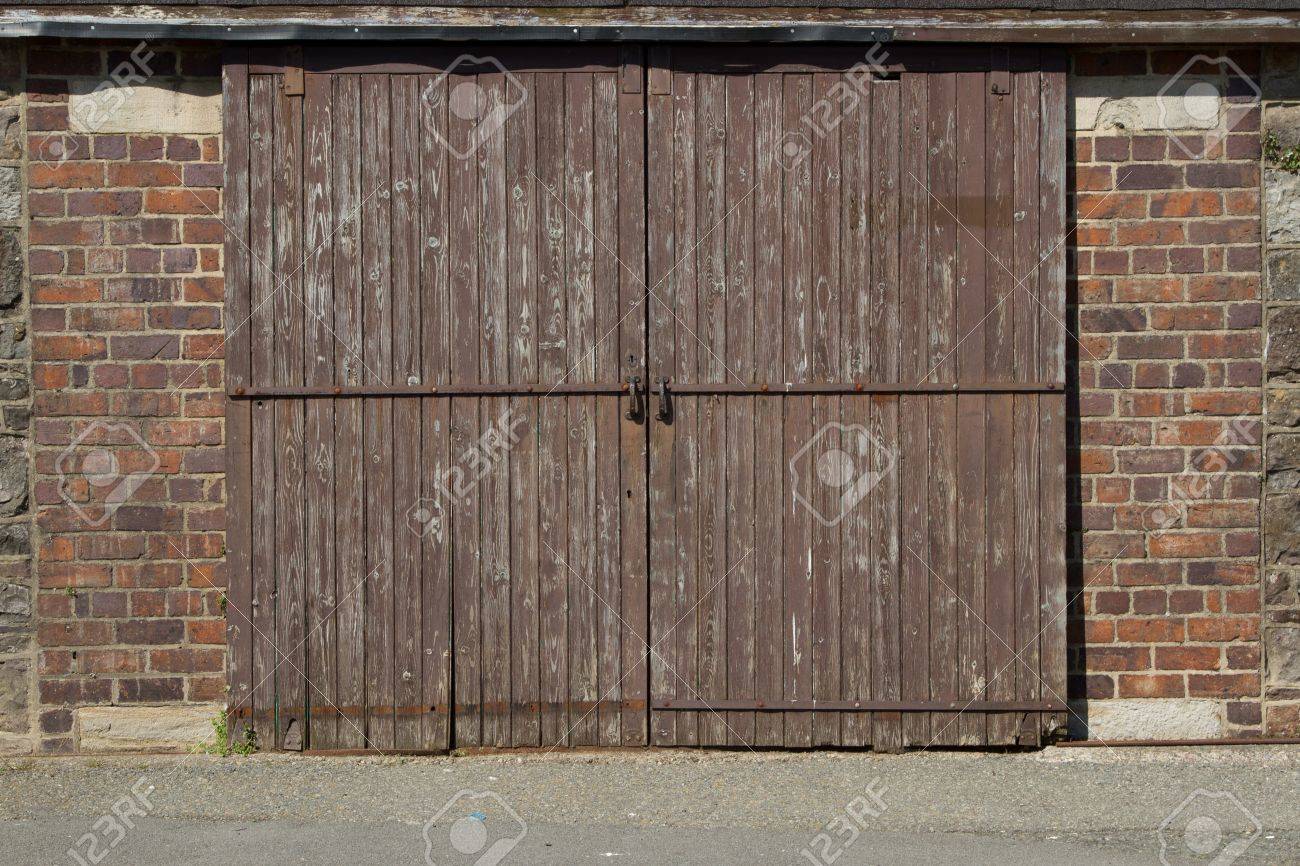 Una porta del garage di legno con serratura e maniglie e pareti di ... Prezzi garage di legno