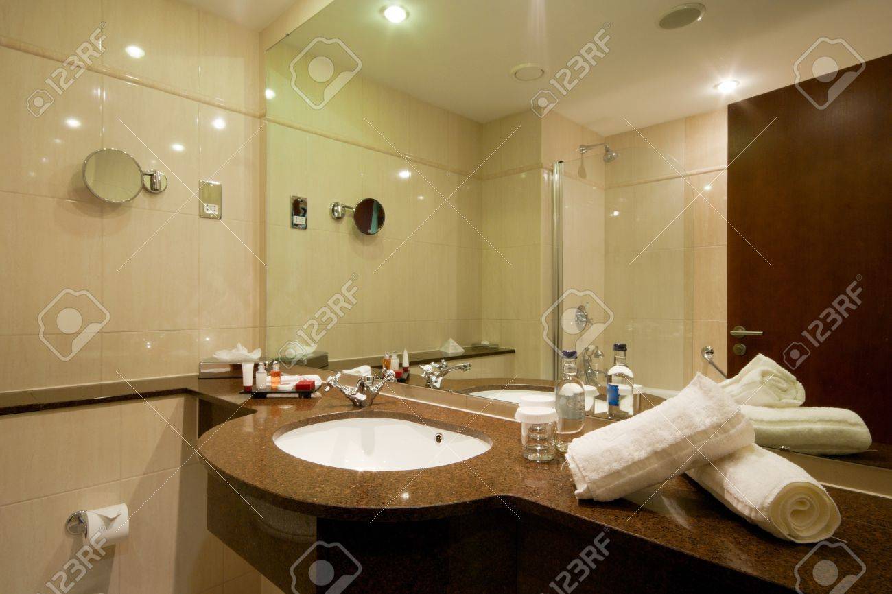 Arredamento bagno moderno, lavandino in marmo e rubinetto foto ... Lavandino bagno moderno