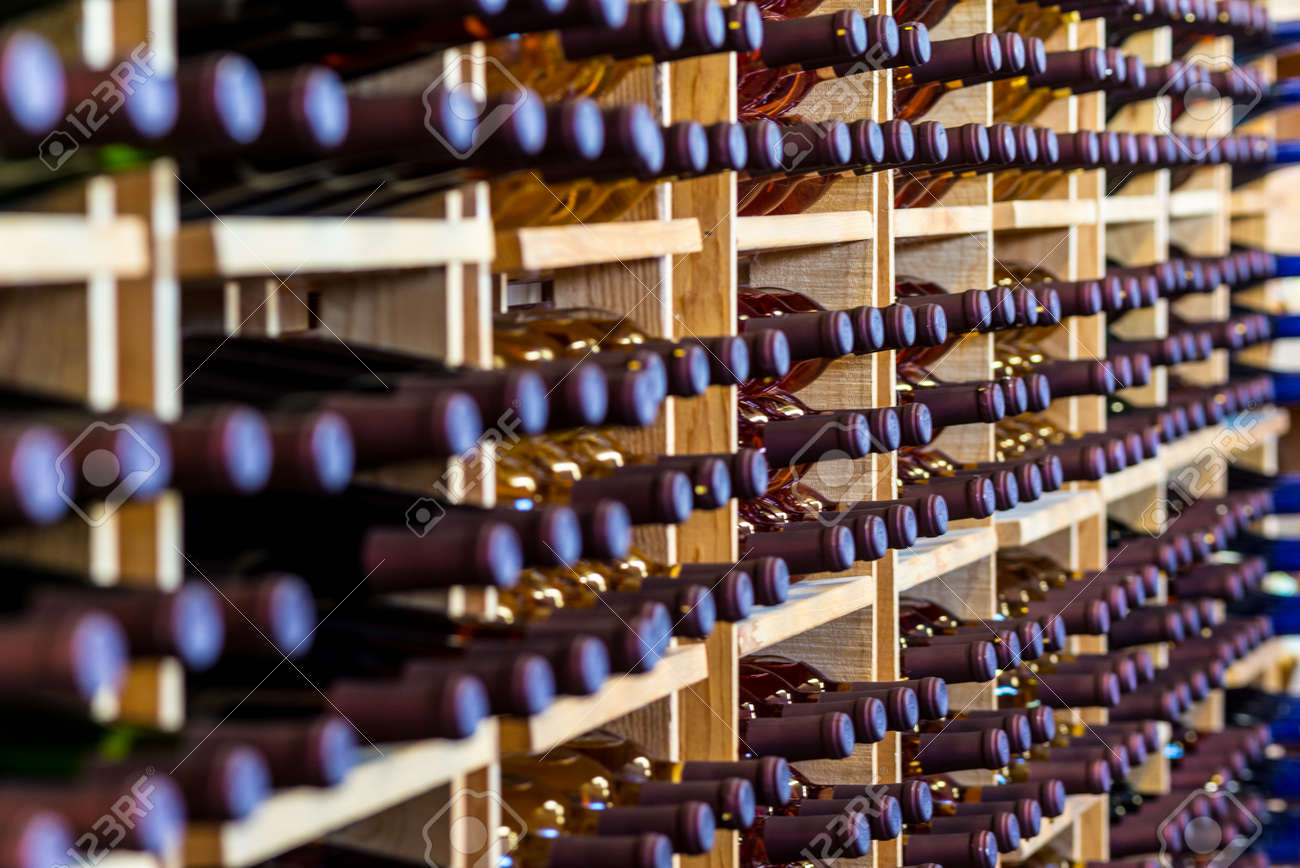 Casse di bottiglie di vino accatastate contro un muro in una fila ... Casse vino