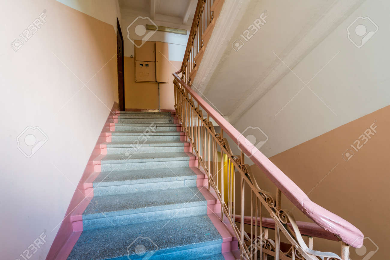 Scala con un corrimano nella tromba delle scale di un condominio ... Corrimano x scale foto