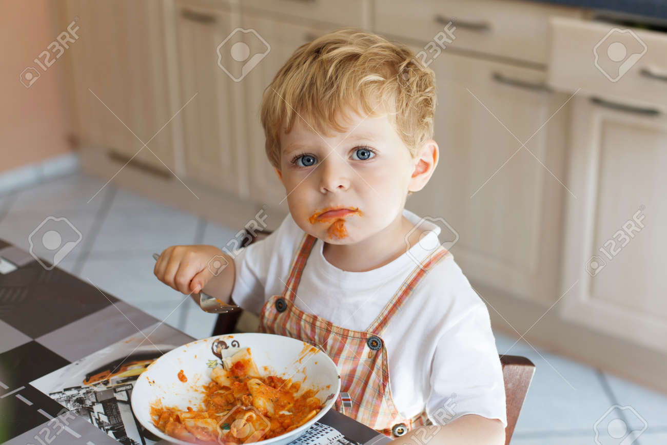 Reizende kleine junge 2 jahre essen pasta innen. kleinkind kind in ... Kleines kinderzimmer für 2