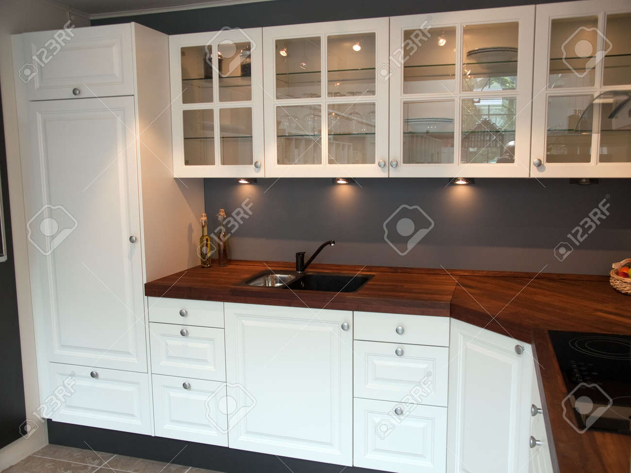 Modern klassiek design keuken met houten en glazen elementen ... Keuken houten modern