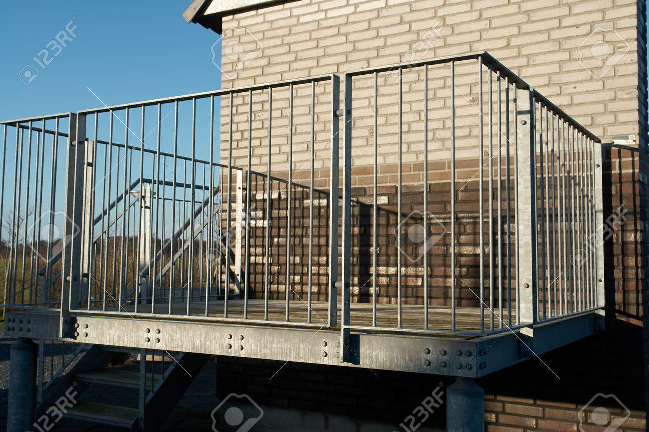 Moderno balcone disegno ferro metallico in stretta vista foto ...