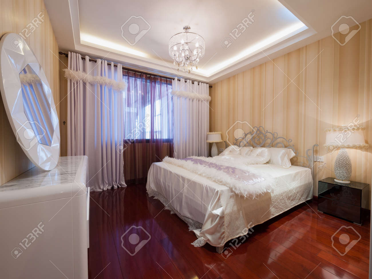 La chambre à coucher moderne avec une belle décoration banque d ...