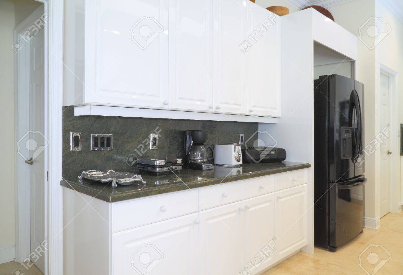 Gezicht op een mooie moderne keuken met luxe apparatuur, witte ...
