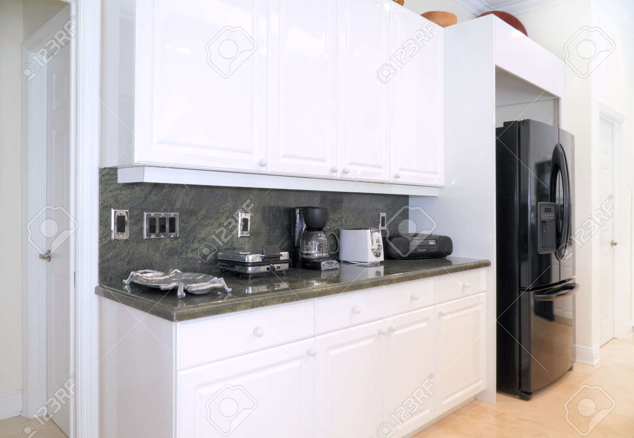 Vue d'une belle cuisine moderne avec des appareils haut de gamme ...