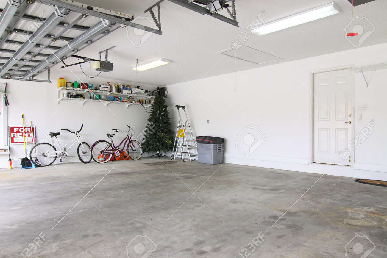 Eine fast leere garage als stauraum für junk verwendet werden, die ...