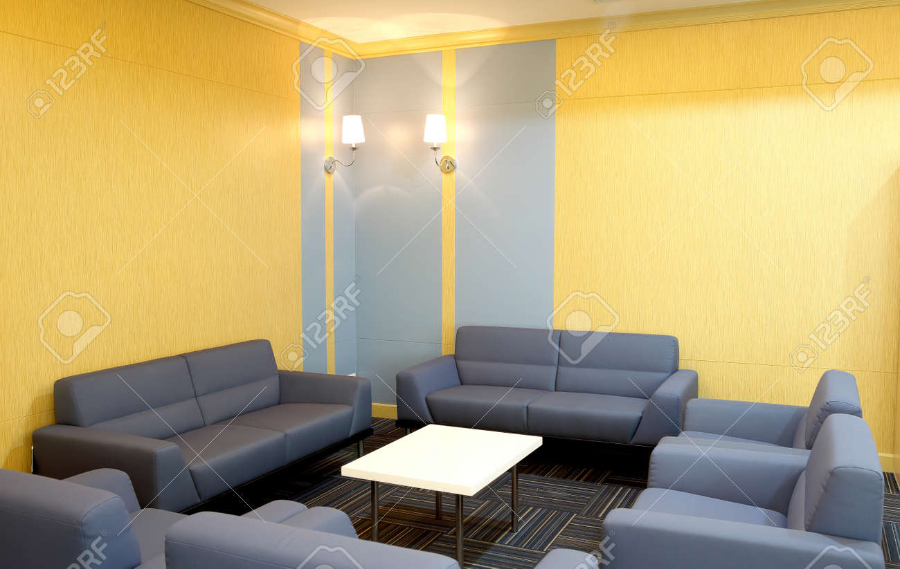 Trendy woonkamer sofa, stoelen en tafels, allemaal in het blauw ...