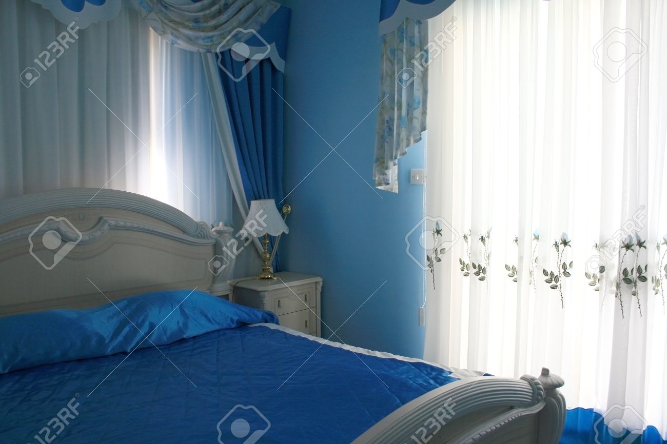 Mooie blauwe slaapkamer met vele luxe details. royalty vrije foto ... Ontwerp slaapkamer in het blauw