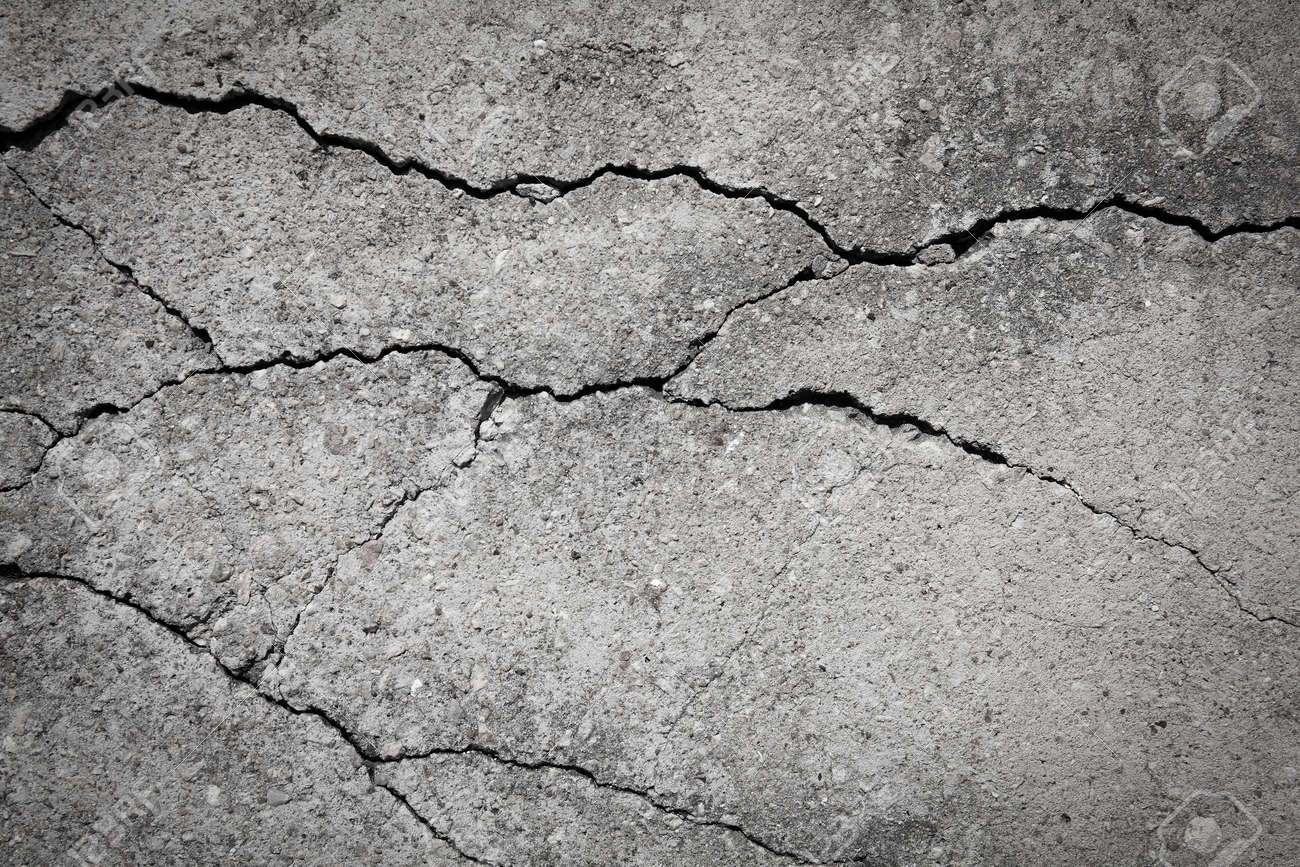 Grunge muro di cemento armato con crack in edificio industriale ... Carta da parati effetto cemento armato