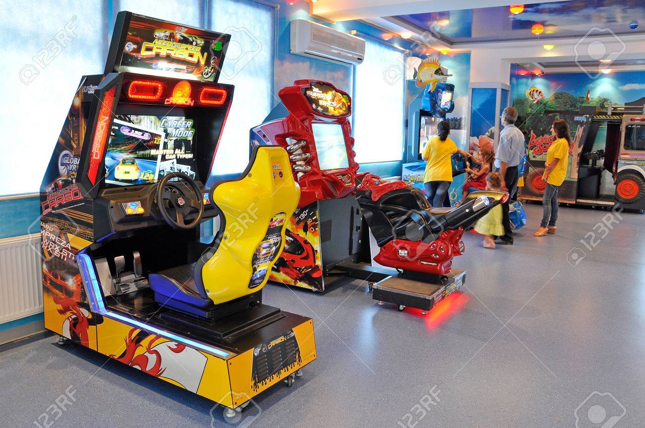 Macchine da gioco al centro per bambini per il riposo foto royalty ... Macchine bambini