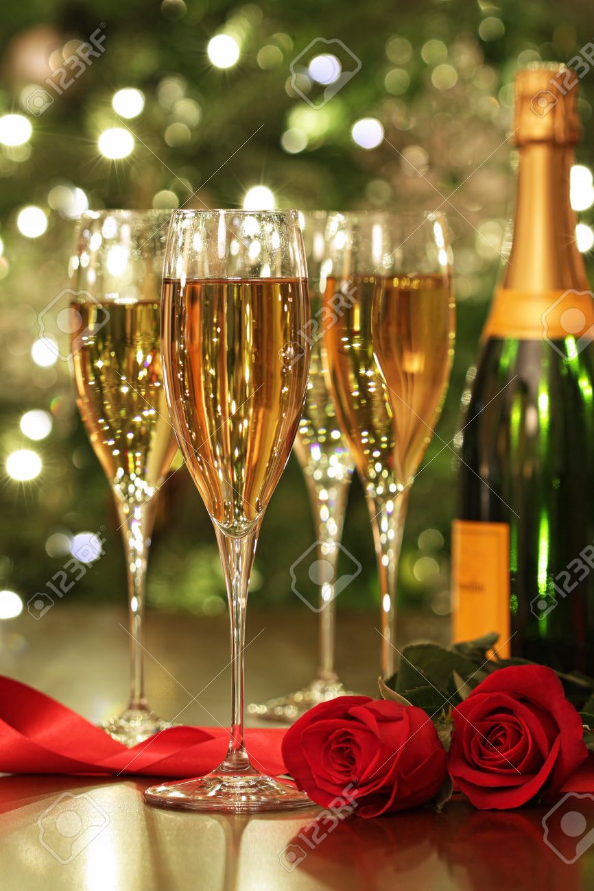 8423569-Bicchieri-di-champagne-con-rose-rosse-pronte-festeggiare-Archivio-Fotografico.jpg