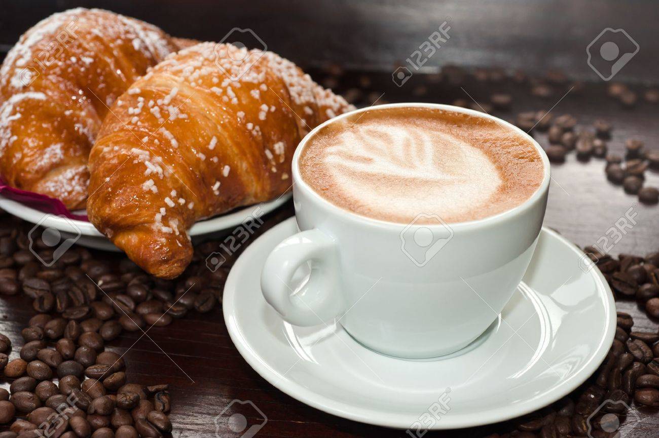 9763809-Cappuccino-e-cornetto-con-chicchi-di-caff--Archivio-Fotografico.jpg