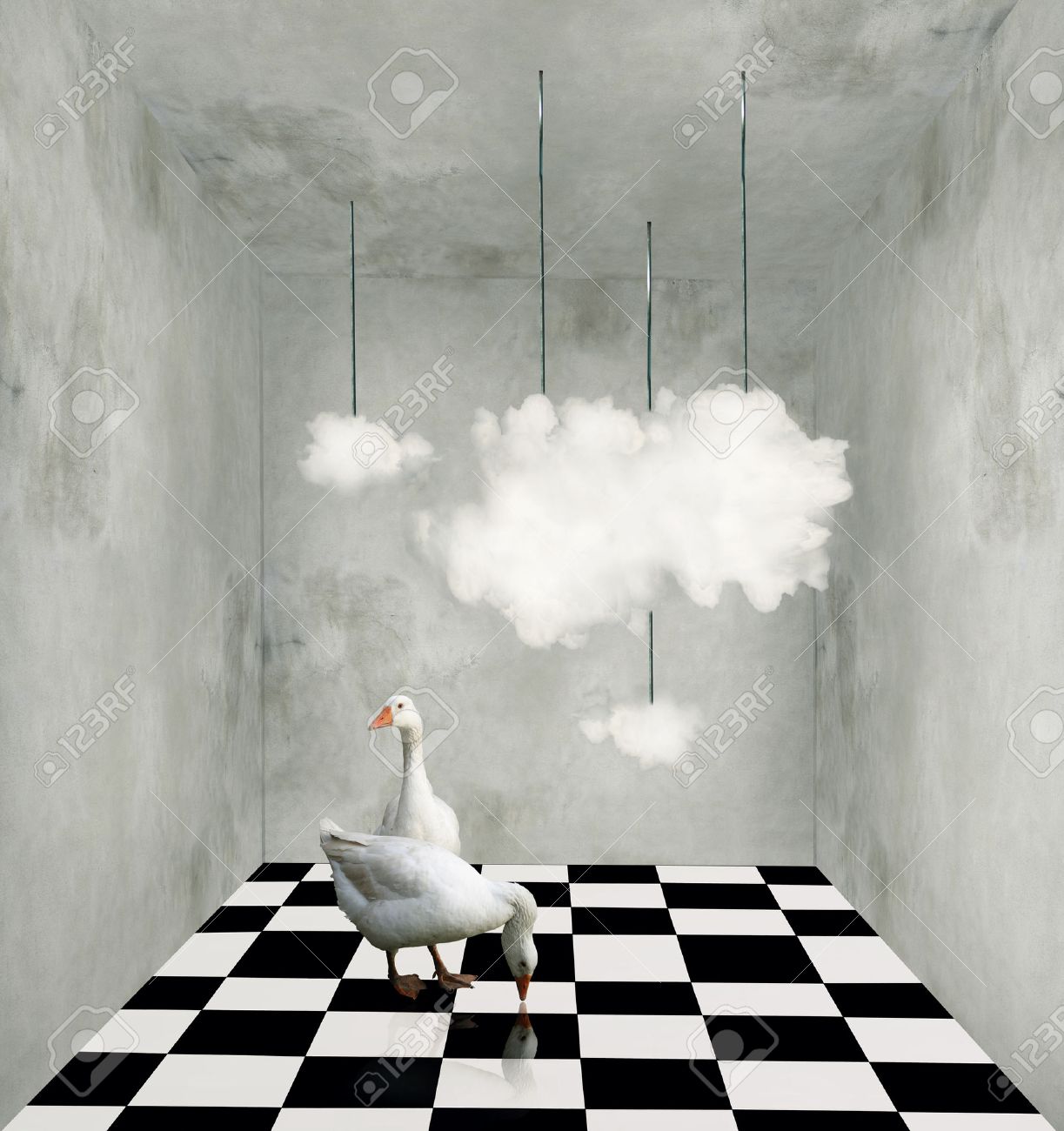 Surrealistische kamer met wolken opknoping van draden twee mooie ...