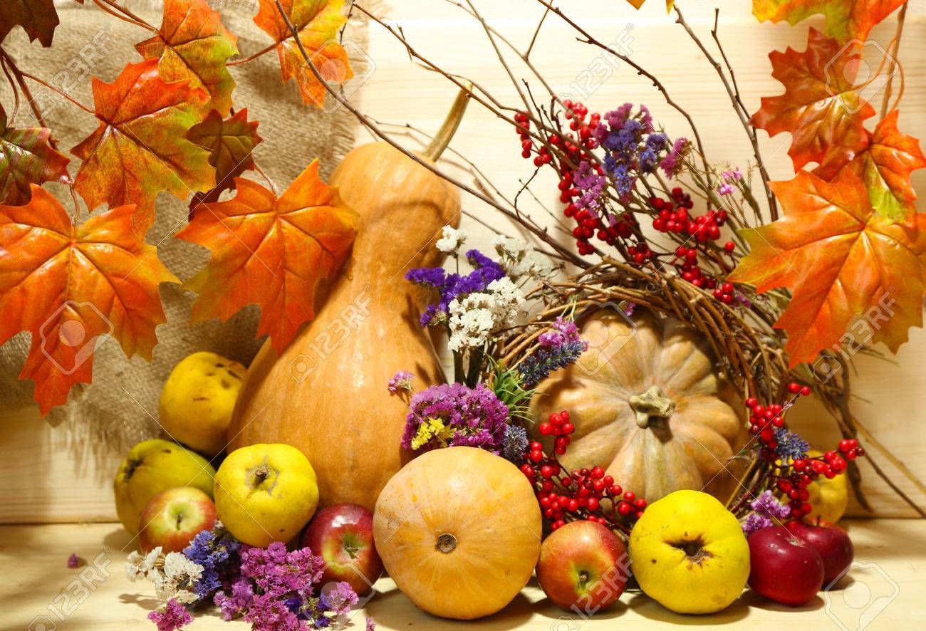 Autunno composizione di mele, zucche, fiori e rami secchi su ...