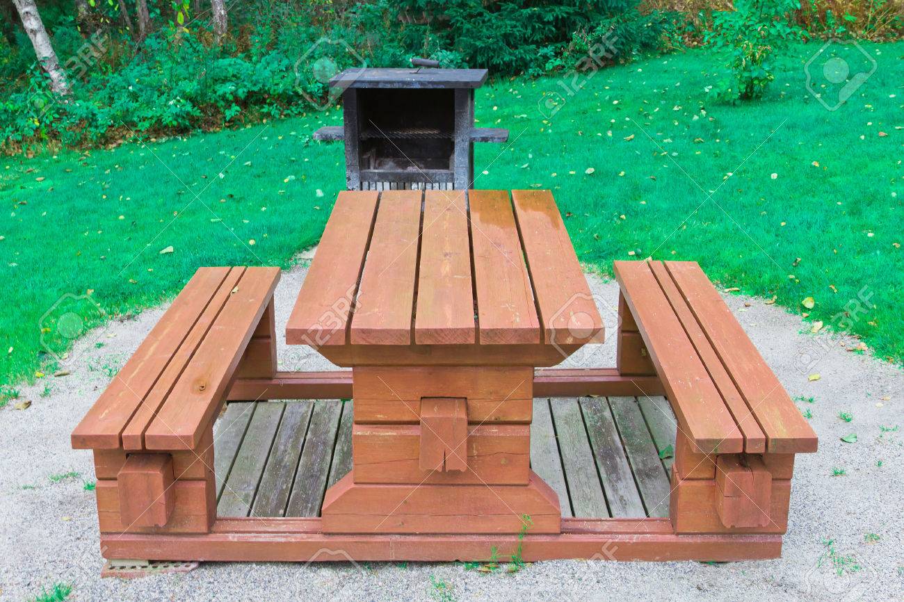 Tavolo da giardino in legno con panche foto royalty free, immagini ...