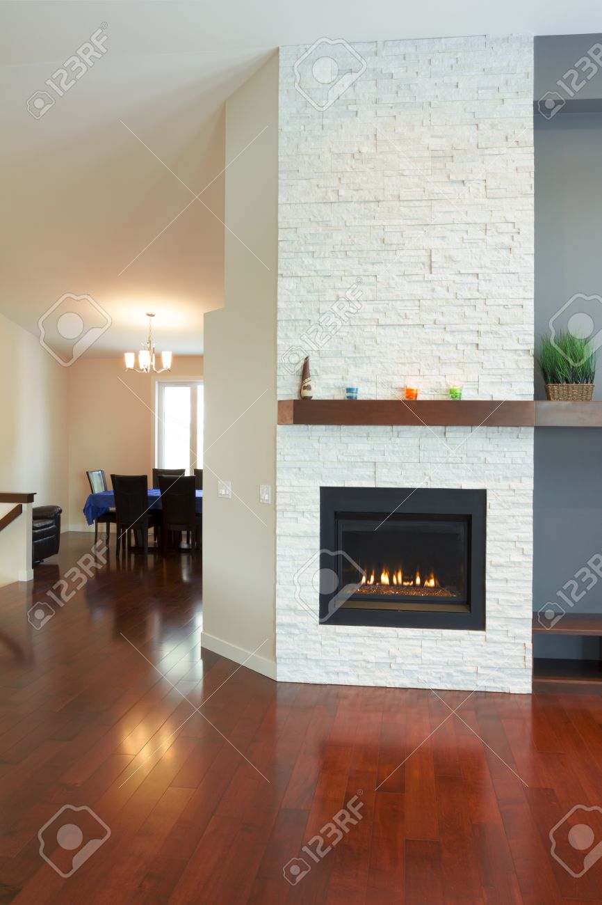 Design d'intérieur de salon moderne avec cheminée dans une maison ...