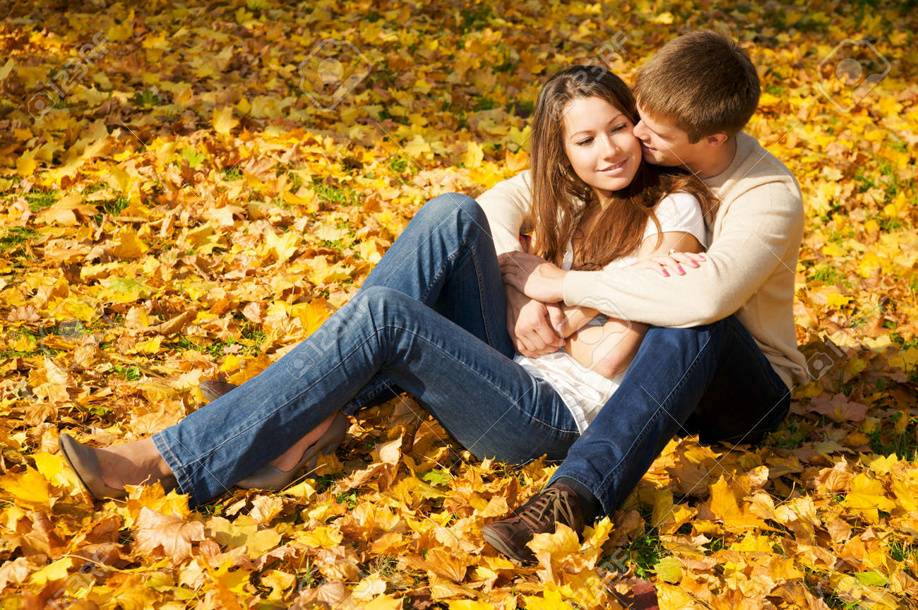 Sexe, drogue et idoles : La Vierge Marie met en garde les jeunes... 4157570-Jeune-couple-amoureux-r-unis-au-sein-du-parc-d-automne-Banque-d%27images