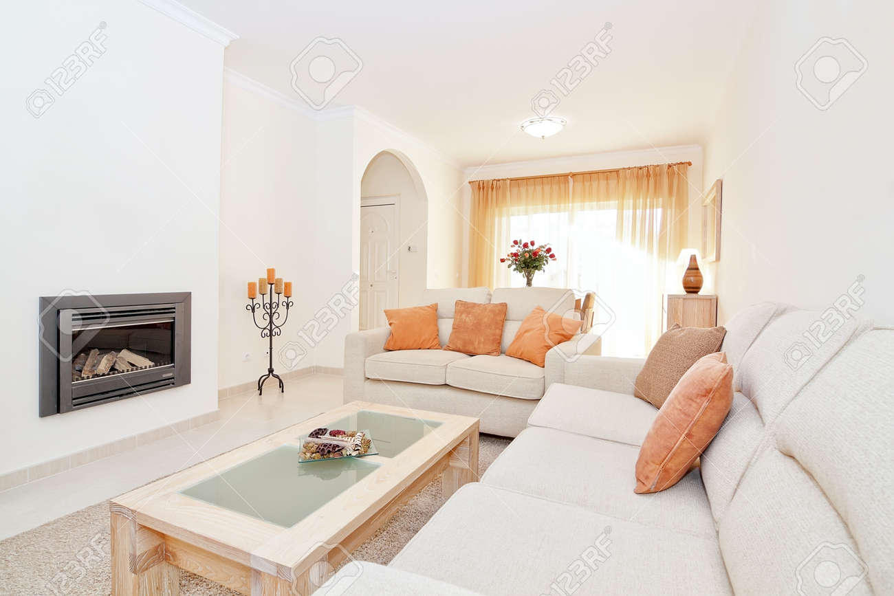 Lichte moderne woonkamer met een open haard voor verwarming. in de ...