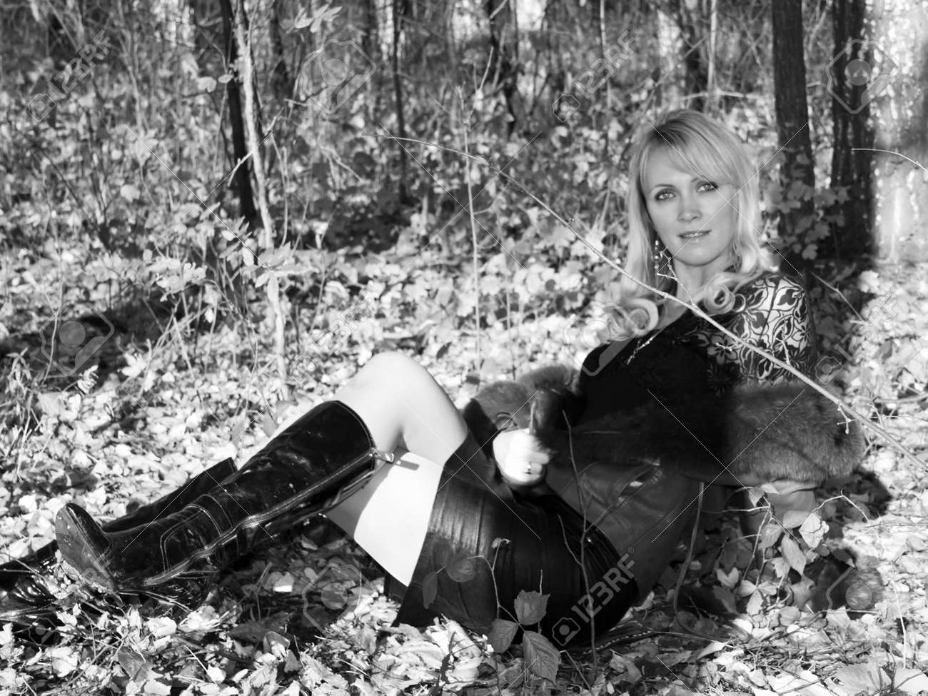 Jonge vrouwen in de herfst bos. zwart wit foto royalty vrije foto ...