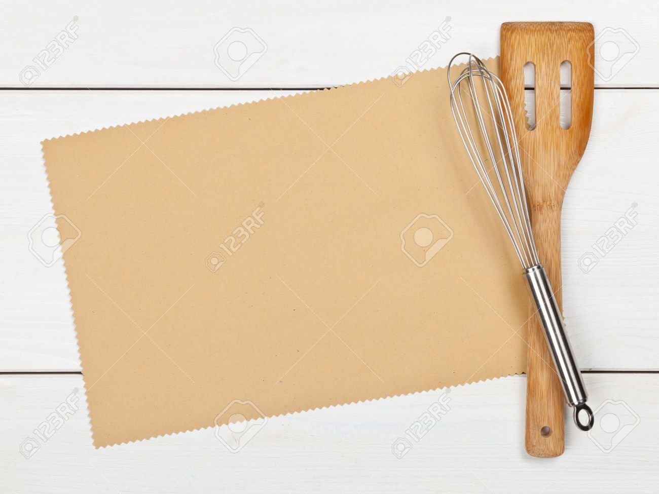 Papier vide pour la recette avec des ustensiles de cuisine sur la ...