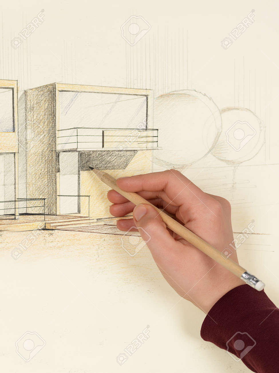 Femme en perspective la main dessin d'architecture de la maison ...