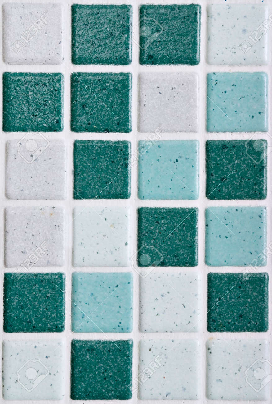 Colorato mosaico moderno piastrelle in un bagno foto royalty free ...