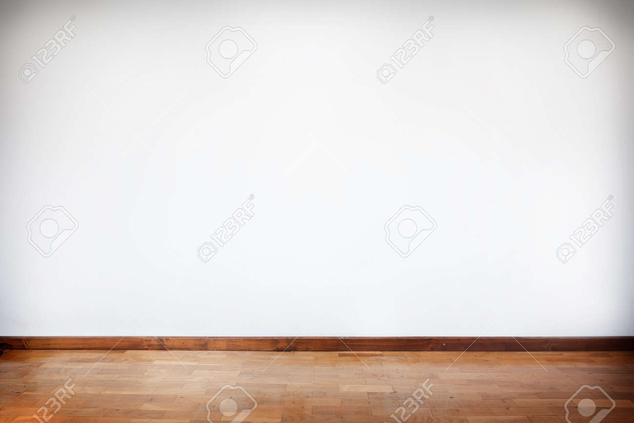 Composition horizontale de la chambre vide avec un mur blanc et ...