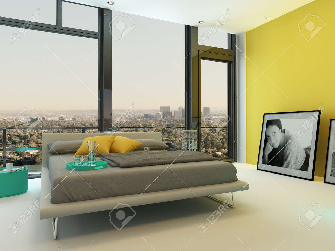 Ruime kleurrijke interieur met gele muur accenten, turkoois stoel ...