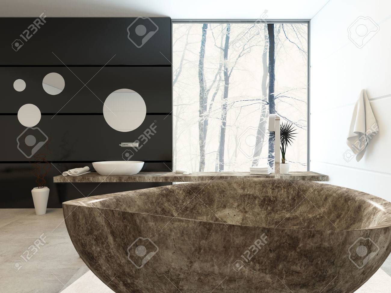 Autonome moderne marbré baignoire dans une élégante salle de bain ...