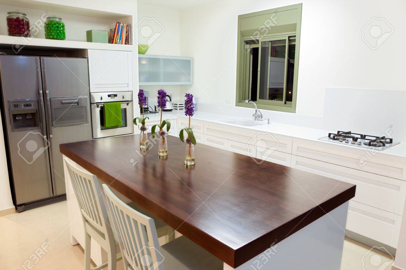 Cuisine design moderne avec des éléments blancs et bois banque d ...