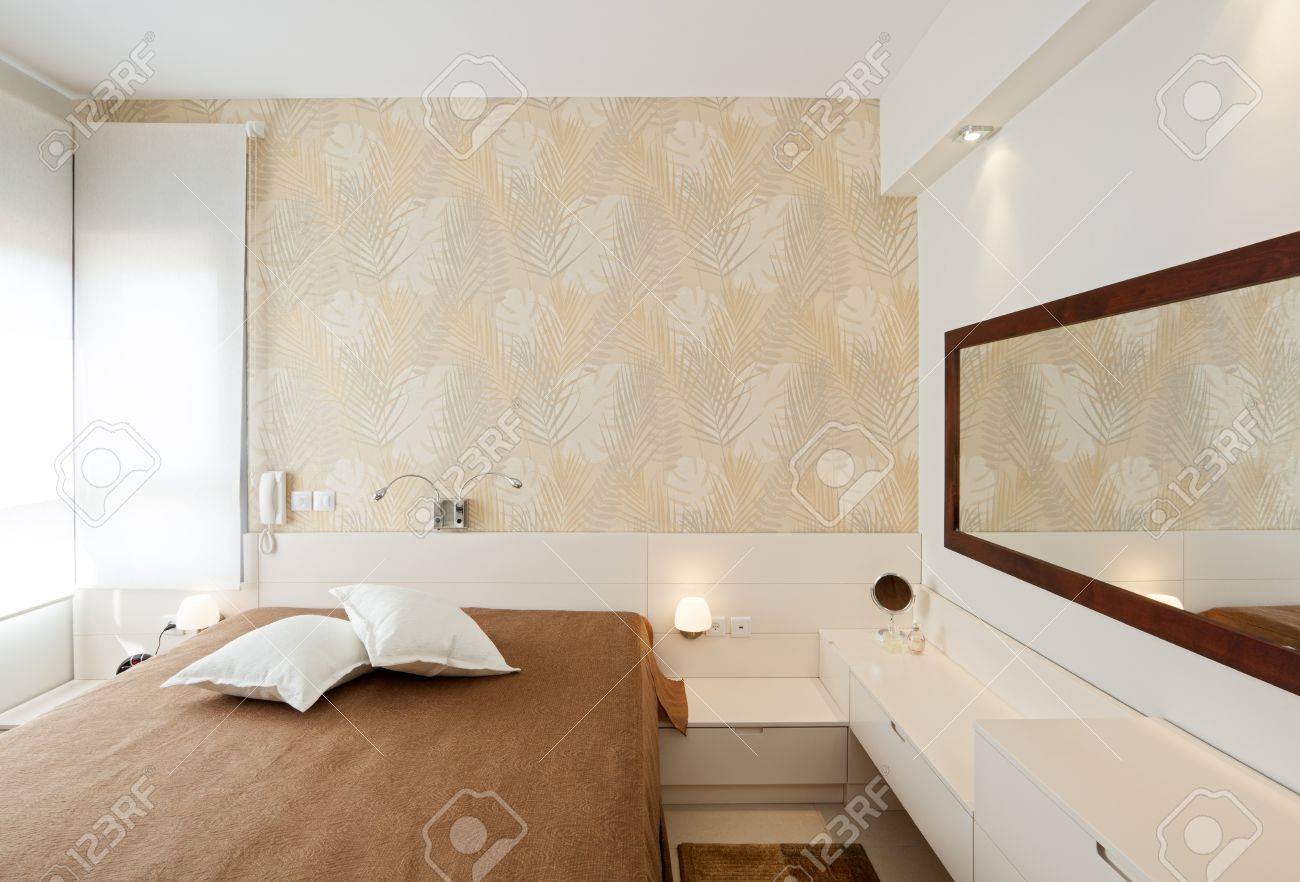 Chambre à coucher de luxe moderne avec du papier peint / hôtel ...