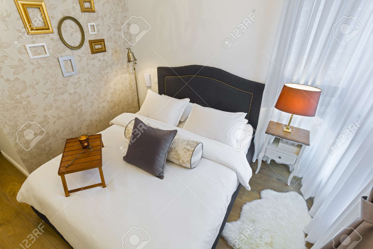 Camera da letto di lusso moderno con carta da parati di lusso ...