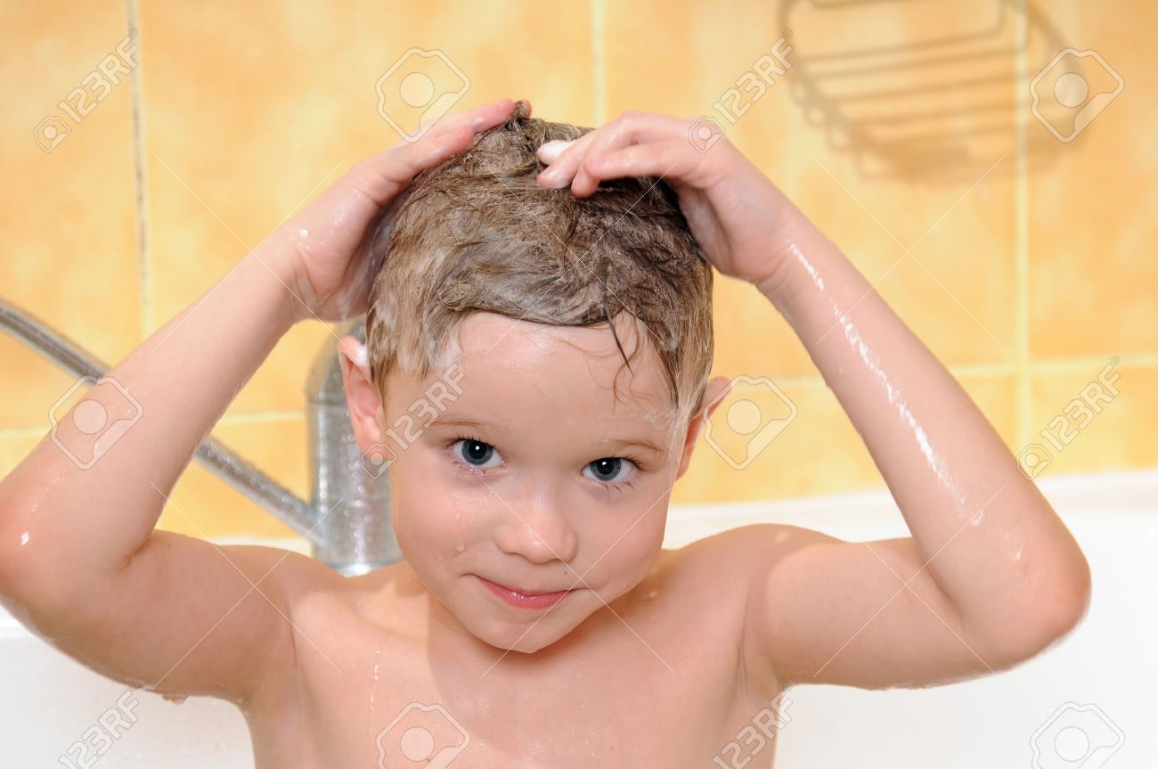 Bambino lavare sotto la doccia con una schiuma sulla testa foto ... Vasca per doccia bambini