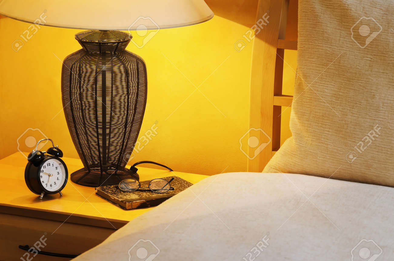Lampade lettura letto: lampada da tavolo in metallo color nichel ...