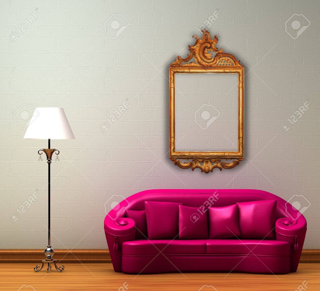 Divano rosa con lampada standard e cornice antica in interni ...