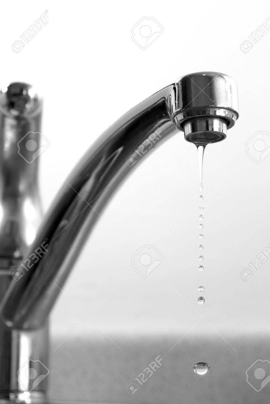 Glanzend zwart wit beeld van druipwater lange hals kraan met water ... Keuken glanzend zwart