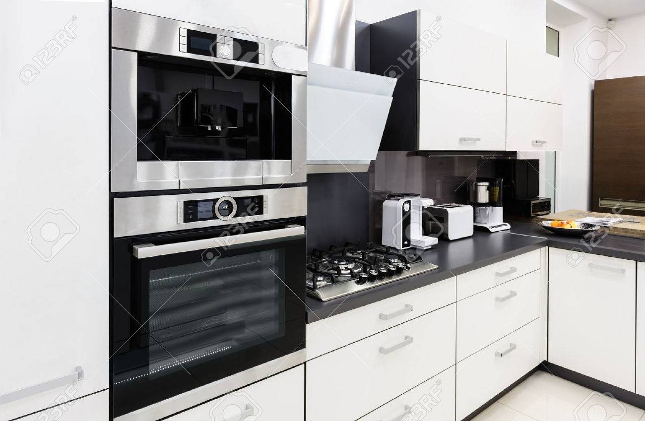 Modern lyx hi tek svart och vitt kök inredning, ren design royalty ...