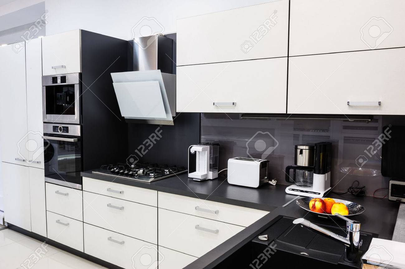 Modern lyx hi tek svart och vitt kök inredning, ren design royalty ...