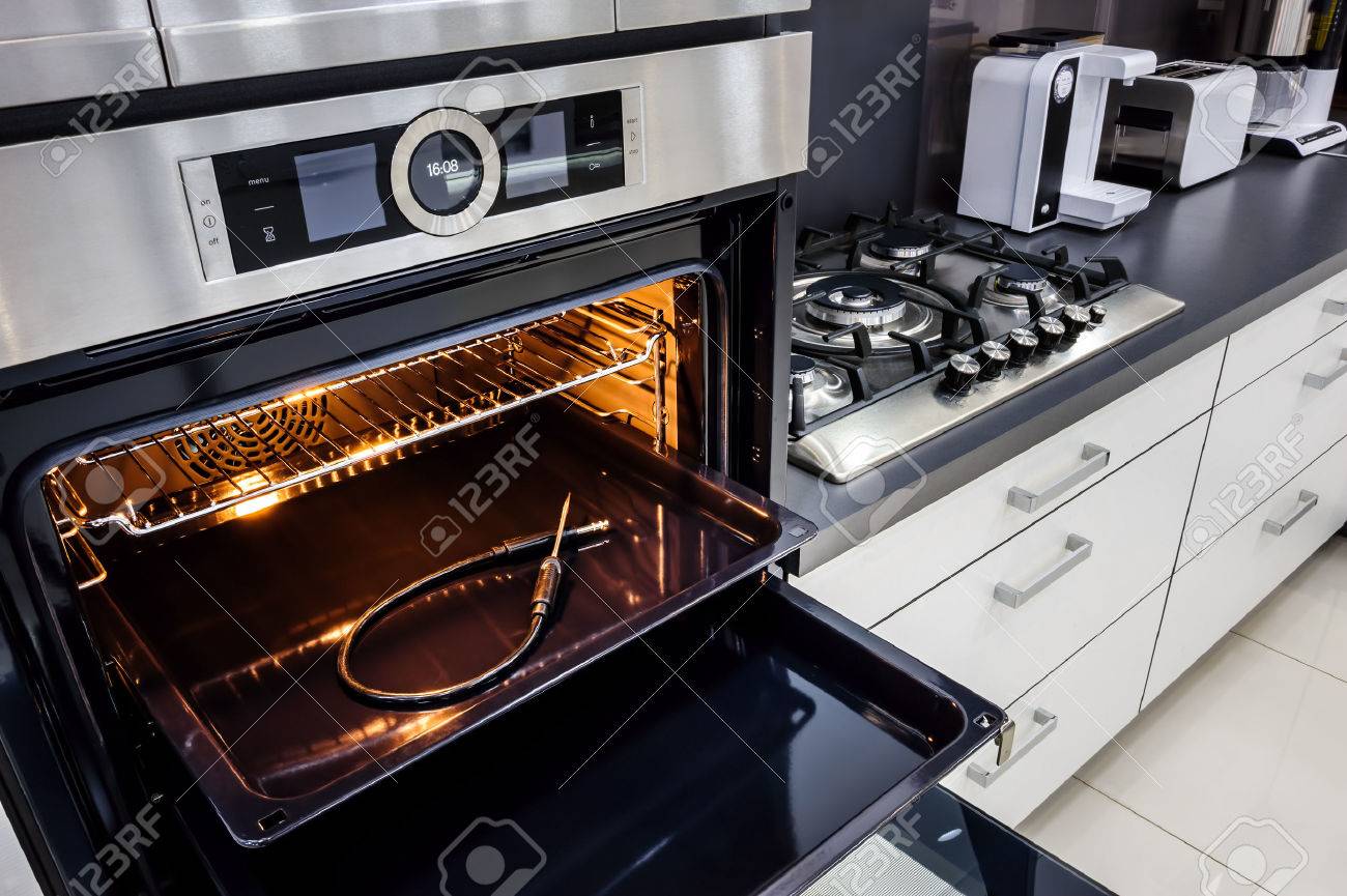 Moderne luxe hi tek zwart witte keuken, schoon interieur, focu bij ... Keuken in hout
