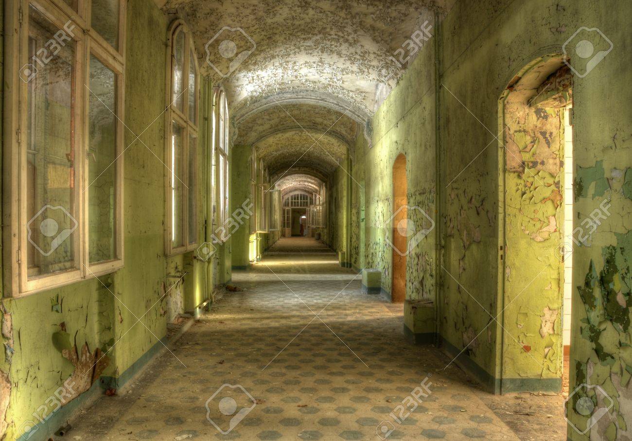 Lange gang met groene muur kleur royalty vrije foto, plaatjes ...