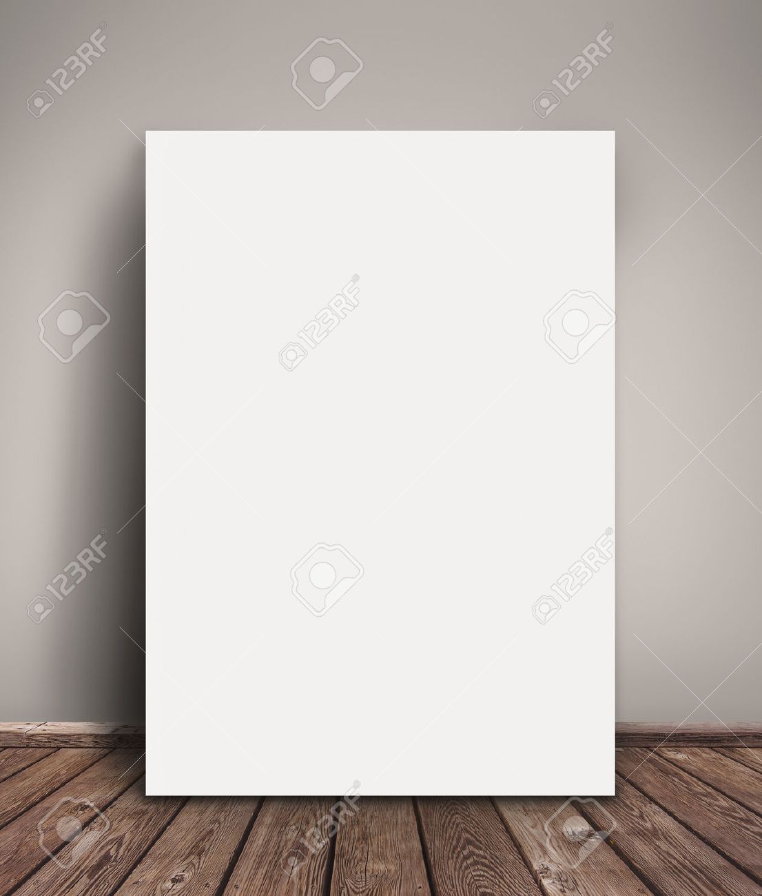Leeg poster papier mock leunend tegen grijze muur als kopie ruimte ... Muren ontwerp