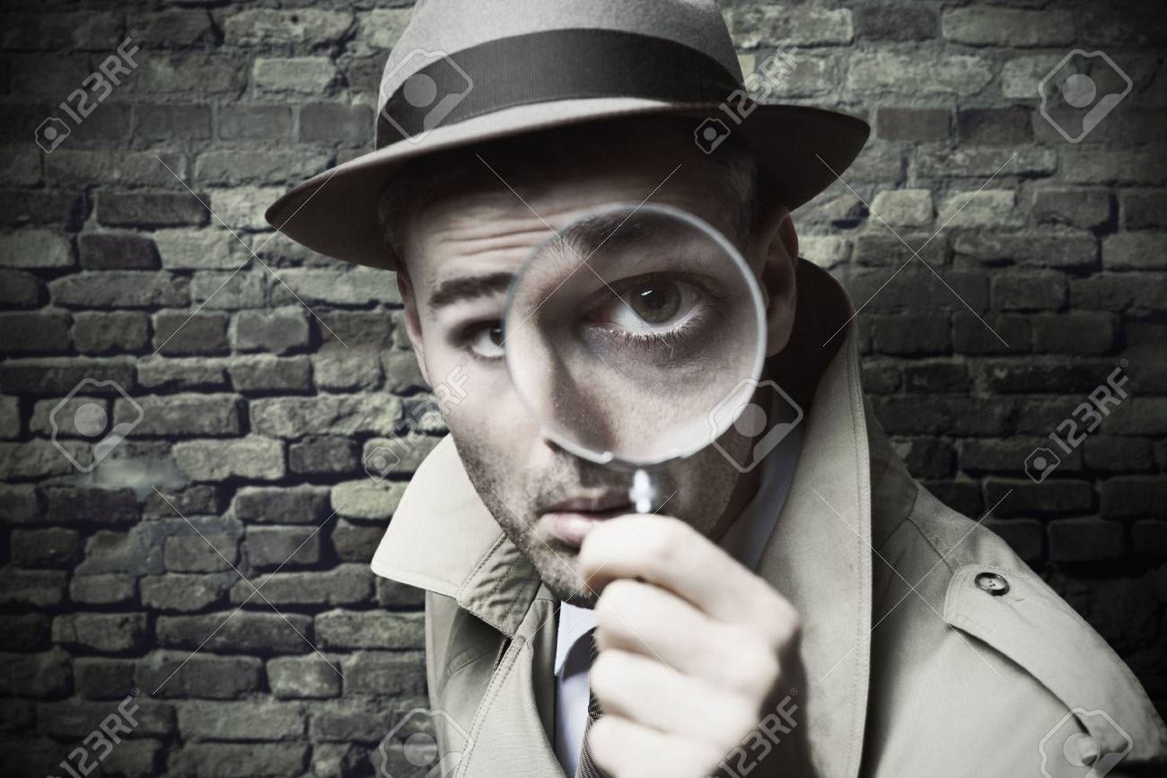 Salve.. 36609836-Funny-vintage-detective-looking-through-a-magnifier-Stock-Photo