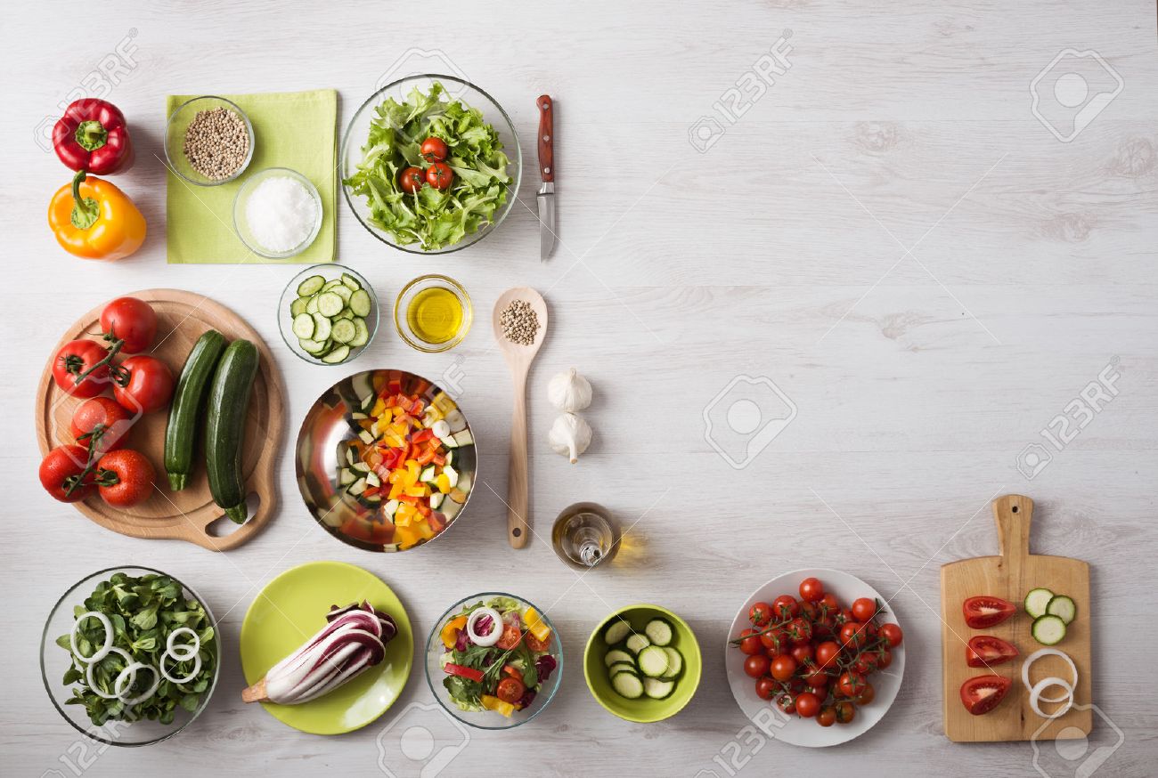 Gezond eten concept met verse groenten en salade kommen op keuken ... Werkblad groen keuken