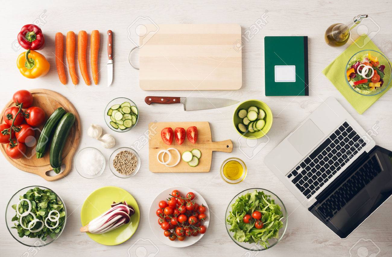 Cuisine créative végétarien à la maison avec des ustensiles de ...