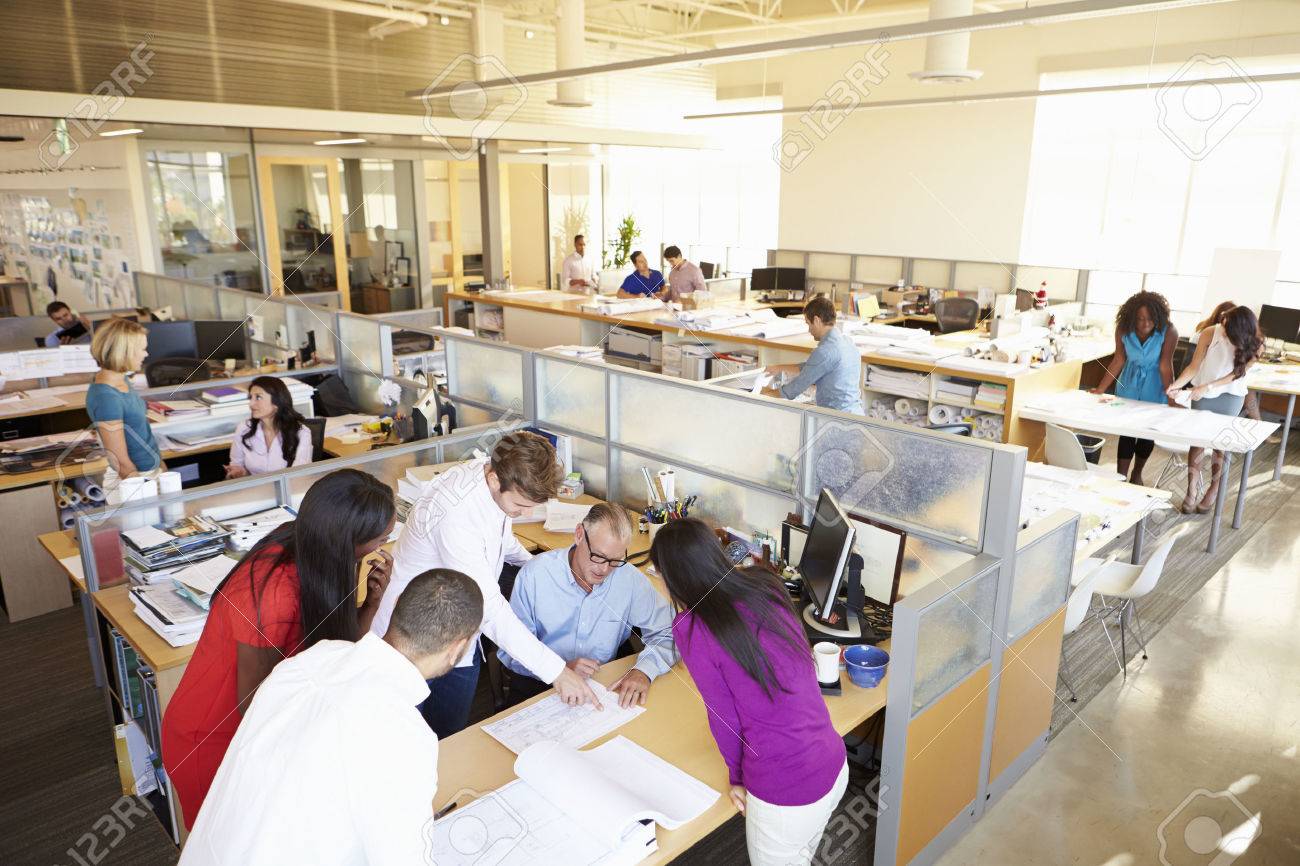Interiore dell'ufficio occupato moderno open space foto royalty ...