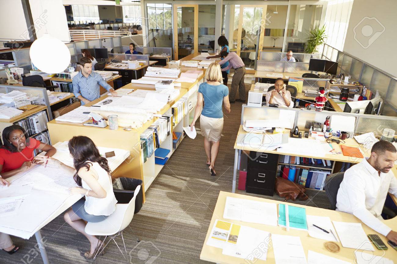 Interiore dell'ufficio occupato moderno open space foto royalty ...